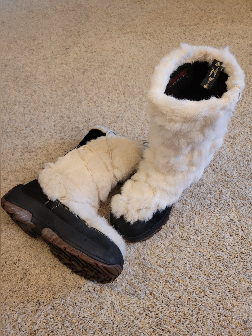 Ulu Black Suede &  Real Fur In A Cream Color waterproof Winter Boots 8 1/2 - Picture 3 of 8